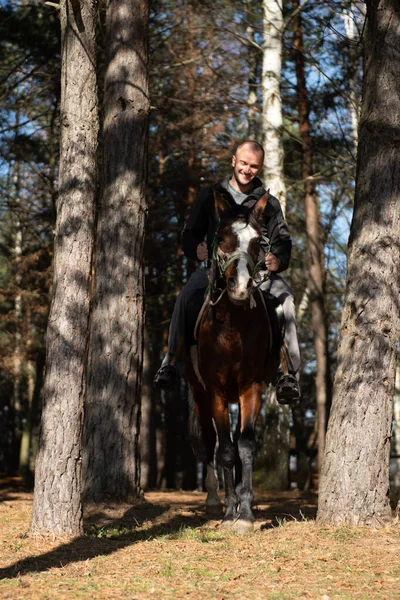 Jongeman Jockey Paardrijden Bruin Paard Wandelen Veld — Stockfoto
