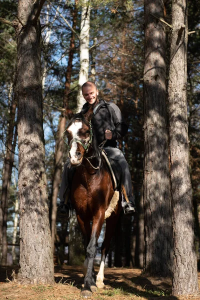 Jongeman Ruiter Met Haar Paard Genietend Van Goede Mood Avond — Stockfoto