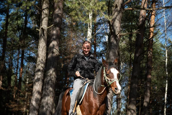 Portret Van Een Zelfverzekerde Man Met Paard Het Veld — Stockfoto