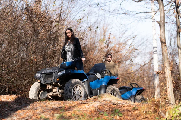 Pár Atv Quad Bike Horské Silnici — Stock fotografie