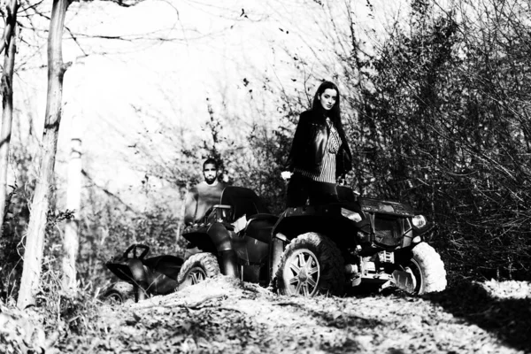 Paar Auf Dem Quad Auf Der Gebirgsstraße — Stockfoto