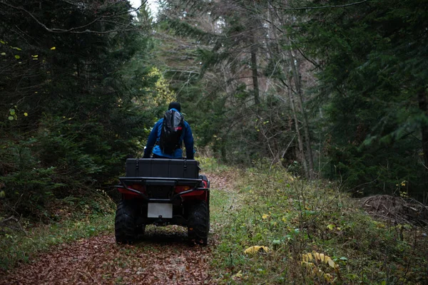 Mannelijke Redder Beschermende Uniform Een Quad Fiets Observeer Het Bos — Stockfoto