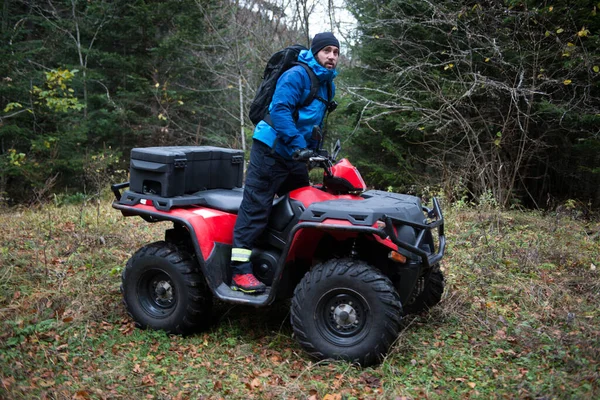 Redder Beschermende Uniform Een Quad Fiets Observeer Bossen Zoeken Slaan — Stockfoto