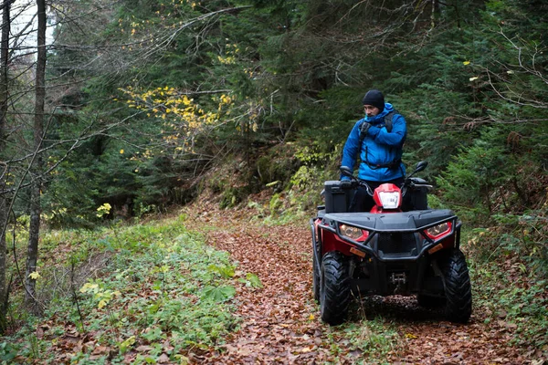 Mannelijke Redder Met Amateur Radio Beschermende Uniform Een Quad Bike — Stockfoto