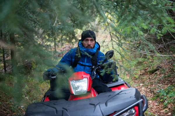 Mannelijke Redder Beschermende Uniform Een Quad Fiets Observeer Het Bos — Stockfoto