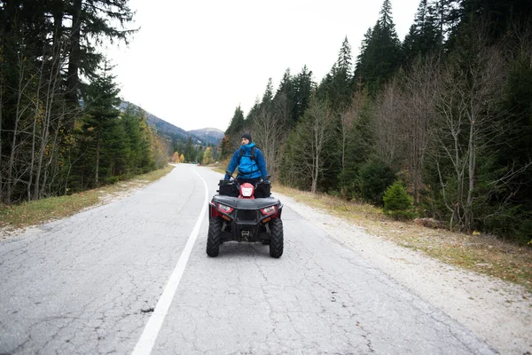 Sauveteur Masculin Uniforme Protection Sur Quad Observez Les Bois Pour — Photo