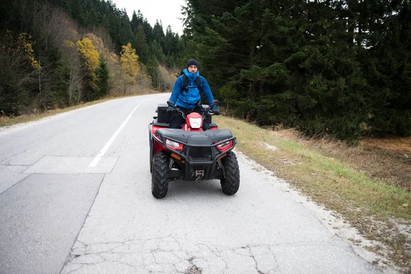 Räddare Skyddsuniform Fyrhjuling Observera Skogen För Att Söka Och Spara — Stockfoto