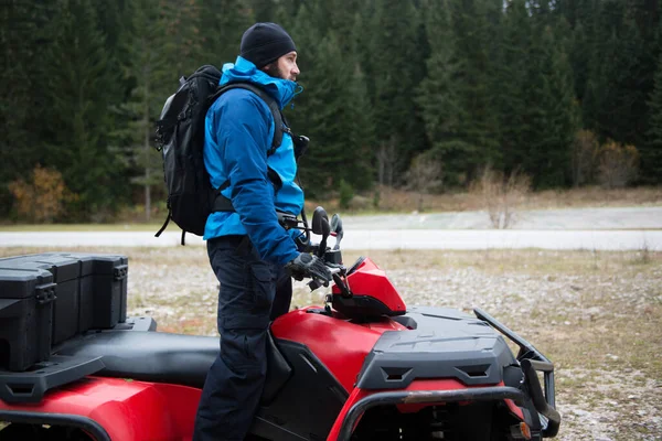 Redder Beschermende Uniform Een Quad Fiets Observeer Bossen Zoeken Slaan — Stockfoto