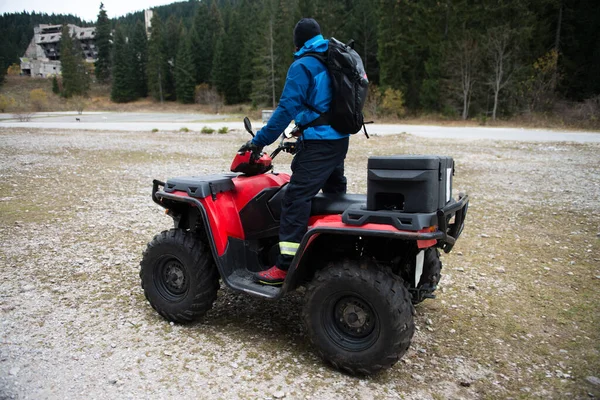 Mannelijke Redder Beschermende Uniform Een Quad Fiets Observeer Het Bos — Stockfoto