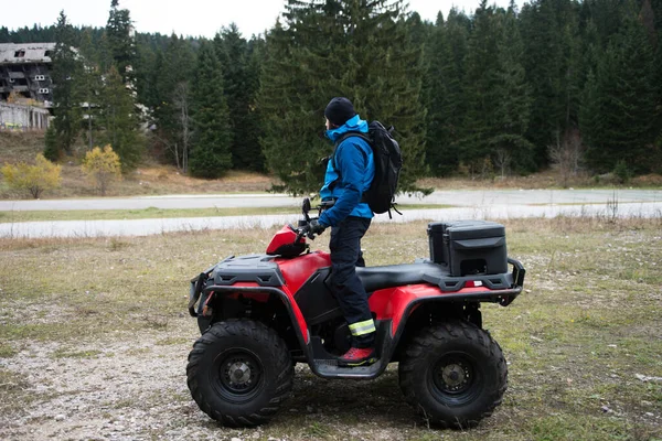 Emergency Man Protective Uniform Quad Forest Zoeken Vermiste Persoon — Stockfoto