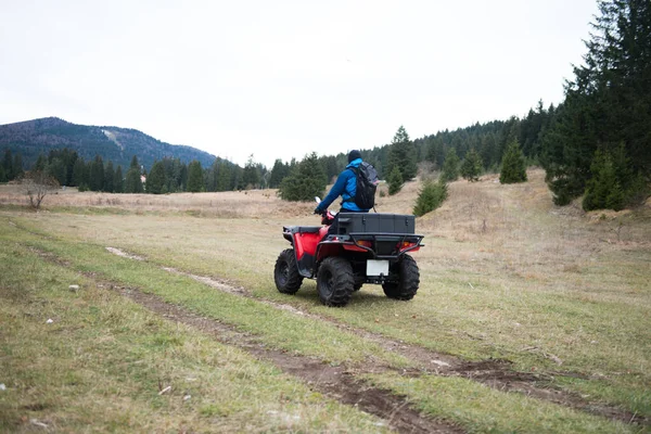 Emergency Man Protective Uniform Quad Forest Zoeken Vermiste Persoon — Stockfoto