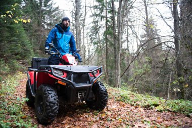 Ormanda Kayıp Kişiyi Arama Alanında Koruyucu Üniformalı Acil Durum Ekibi