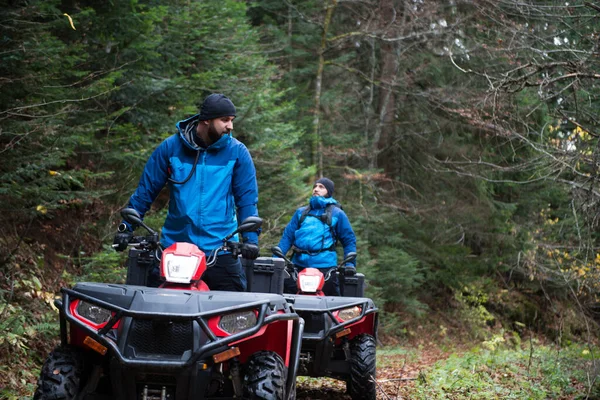 Des Sauveteurs Uniforme Protection Sur Quad Observent Les Bois Pour — Photo