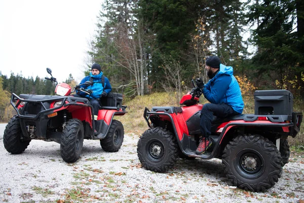 Sauveteurs Masculins Avec Radio Amateur Uniforme Protection Sur Quad Bike — Photo