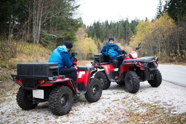 Manliga Räddare Med Amatörradio Skyddande Enhetlig Form Fyrhjuling Observera Skogen — Stockfoto
