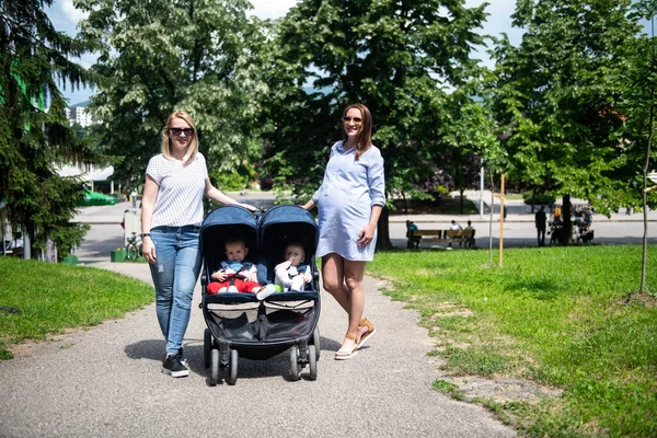 Arkadaşı Olan Genç Anne Bebekleriyle Yürüyor Onu Güzel Bir Sandalyede — Stok fotoğraf