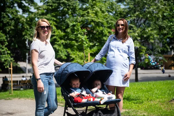 Jonge Moeder Met Zuster Wandelen Met Haar Baby Draagt Het — Stockfoto