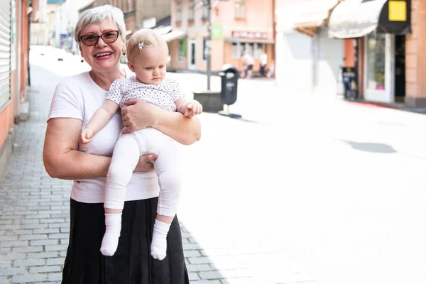 Klein Meisje Haar Grootmoeder Brengen Tijd Samen Door Stad — Stockfoto