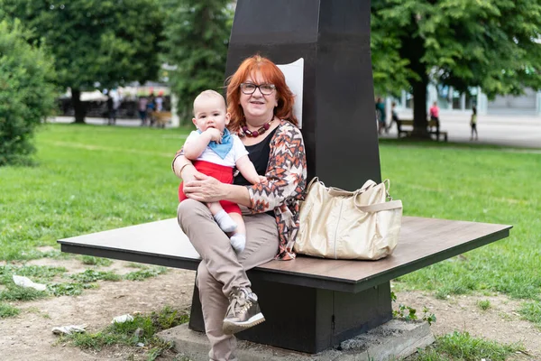 Wnuk Babcia Uśmiechnięci Parku Słoneczny Dzień — Zdjęcie stockowe