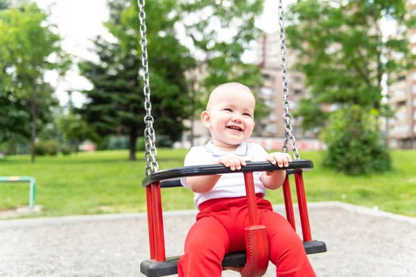 Happy Laughing Toddler Boy Divertiti Altalena Goditi Una Giornata Parco — Foto Stock