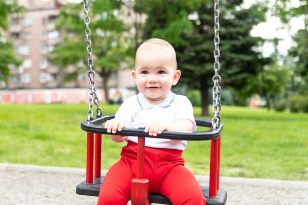 Happy Laughing Toddler Boy Divertiti Altalena Goditi Una Giornata Parco — Foto Stock