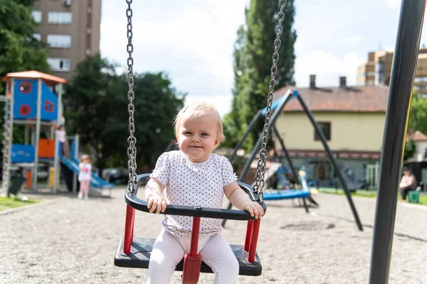 Glücklich Lachende Kleinkindmädchen Die Spaß Auf Einer Schaukel Haben Und — Stockfoto