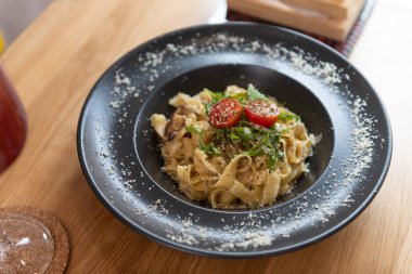 Izgara tavuklu makarna ve Kokteylsiz domates.