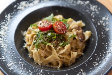 Izgara tavuklu makarna ve Kokteylsiz domates.