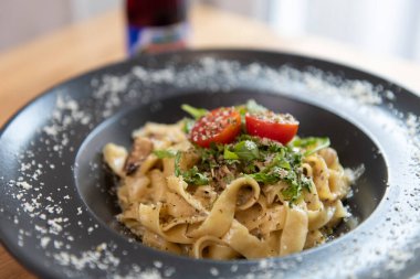 Izgara tavuklu makarna ve Kokteylsiz domates.