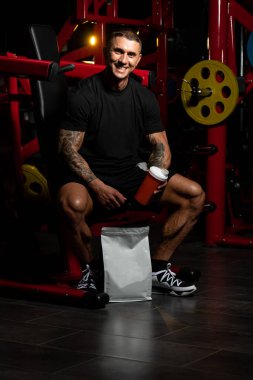 Kopyalama alanı için hap ve uyuşturucu kullanan kaslı yakışıklı vücut geliştirici