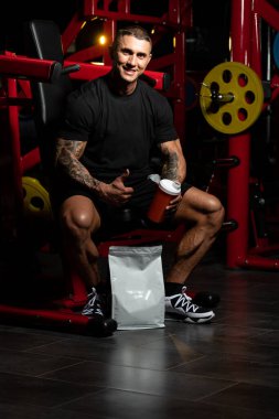 Kopyalama alanı için hap ve uyuşturucu kullanan kaslı yakışıklı vücut geliştirici