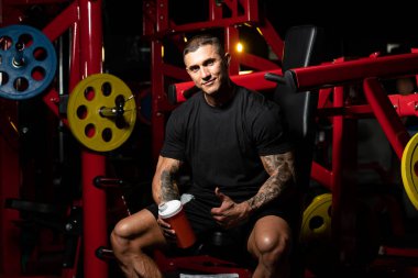 Kopyalama alanı için hap ve uyuşturucu kullanan kaslı yakışıklı vücut geliştirici