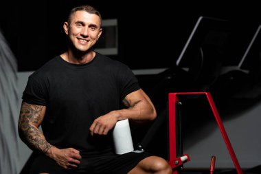 Kopyalama alanı için hap ve uyuşturucu kullanan kaslı yakışıklı vücut geliştirici