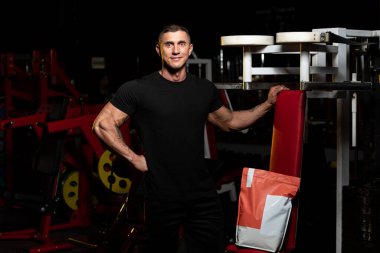 Kopyalama alanı için hap ve uyuşturucu kullanan kaslı yakışıklı vücut geliştirici