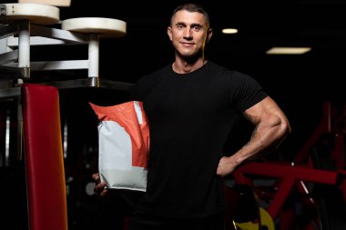 Kopyalama alanı için hap ve uyuşturucu kullanan kaslı yakışıklı vücut geliştirici