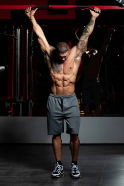 Asılı Bacak Egzersizi Yapan Vücut Geliştirici - En Etkili Ab Egzersizlerinden biri