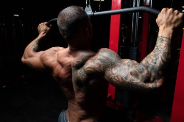 Makinanın Geri Dönüşü İçin Ağır Ağırlık Egzersizi Yapan Yakışıklı Sporcu