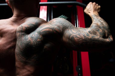 Makinanın Geri Dönüşü İçin Ağır Ağırlık Egzersizi Yapan Yakışıklı Sporcu