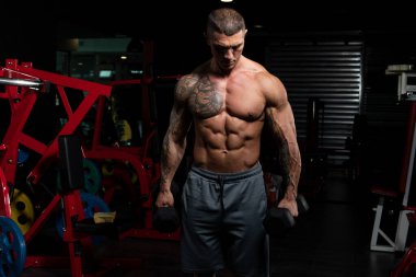 Spor Salonunda Bisiklet Çalışan Adam Dambıllar Konsantrasyon Kıvrımları