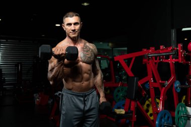 Spor Salonunda Bisiklet Çalışan Sporcu Dambıllar Konsantrasyon Kıvrımları