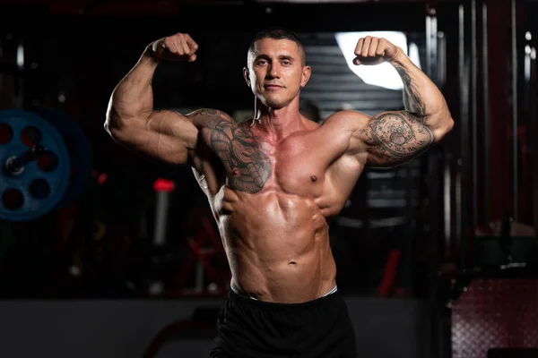 Bel Homme Debout Fort Dans Gymnase Les Muscles Flexibles Musclé — Photo