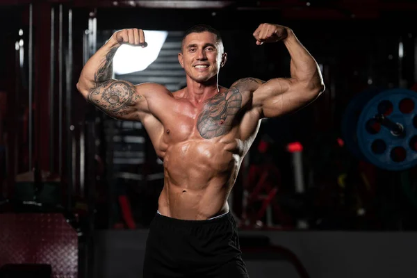 Fešák Stojí Silný Tělocvičně Pružné Svaly Svalnatý Atletický Kulturista Fitness — Stock fotografie