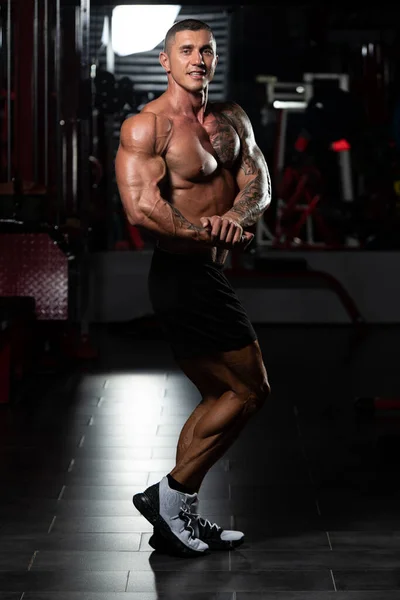 Retrato Hombre Físicamente Forma Que Muestra Cuerpo Bien Entrenado Muscular —  Fotos de Stock