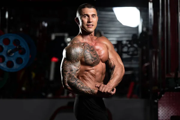 Uomo Piedi Forte Nella Palestra Muscoli Flessibili Modello Fitness Culturista — Foto Stock