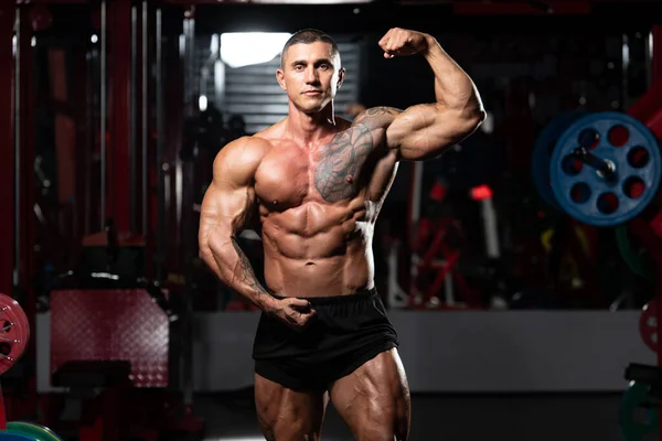 Man Standing Strong Gym Flexing Muscles Muscular Athletic Bodybuilder Fitness — Stock Photo, Image