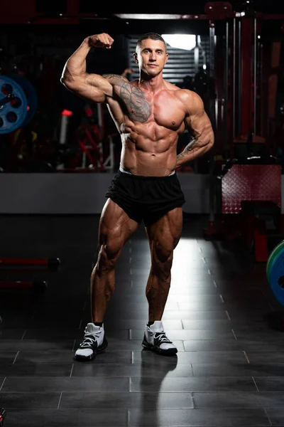 Man Stående Stark Gymmet Och Böjande Muskler Muskel Atletisk Kroppsbyggare — Stockfoto