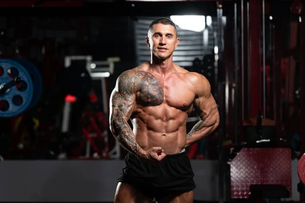 Przystojniak Stojący Silny Siłowni Elastyczne Mięśnie Muscular Athletic Bodybuilder Fitness — Zdjęcie stockowe