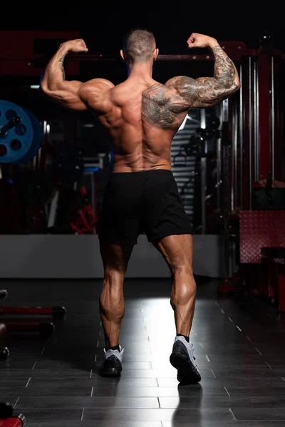Hombre Pie Fuerte Gimnasio Músculos Flexionantes Muscular Atlético Culturista Modelo —  Fotos de Stock