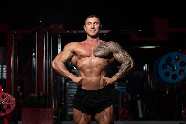 Spor Salonunda Güçlü Duran Kaslarını Esneten Yakışıklı Adam Kaslı Atletik — Stok fotoğraf