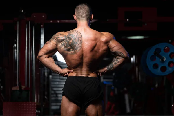 Hombre Guapo Pie Fuerte Gimnasio Músculos Flexionantes Muscular Atlético Culturista —  Fotos de Stock